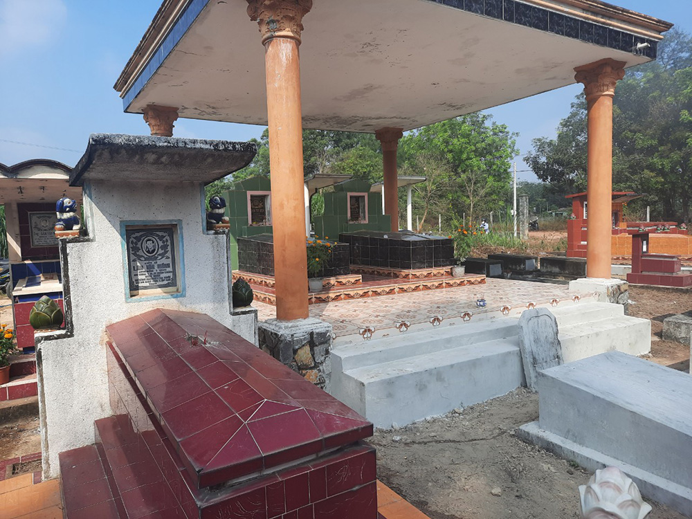 Tảo mộ ông bà tại Nghĩa trang gia tộc ở ấp Canh Lý- Nhuận Đức ngày 25/12 ÂL (27/1/2022)